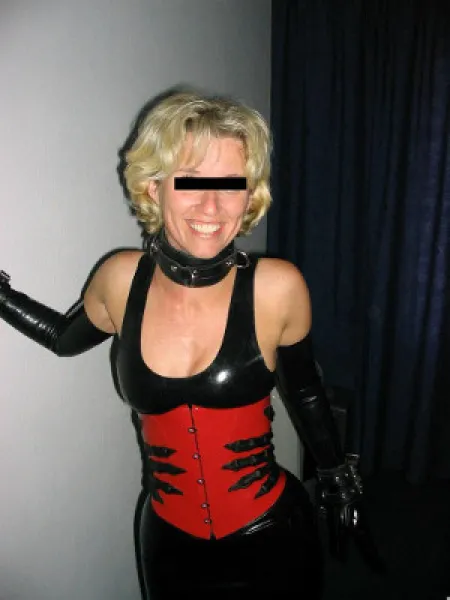 Dominatrice cherche esclaves