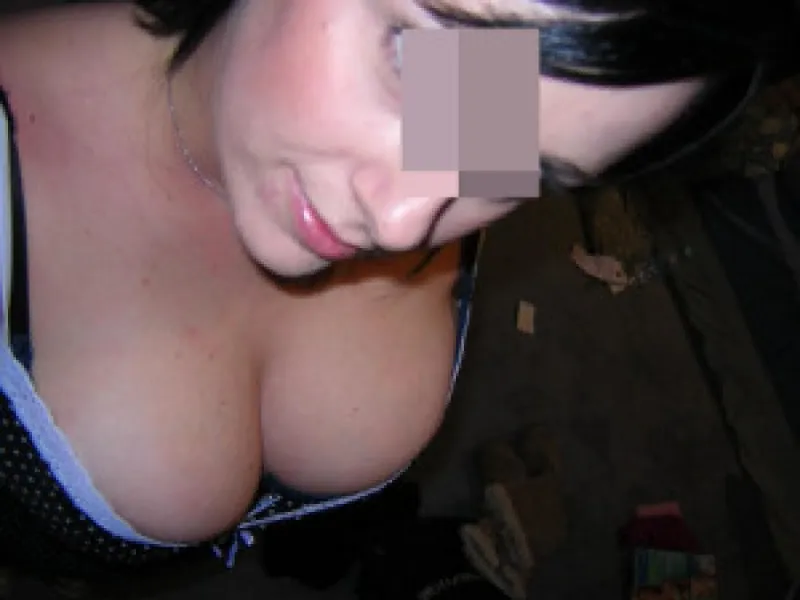 Brune aux gros seins pour une baise à Metz