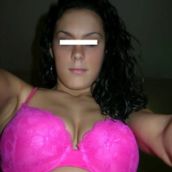 Belle brune sexy de Metz