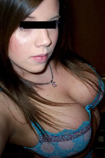 Rencontre une jeune coquine aux gros seins de Marseille