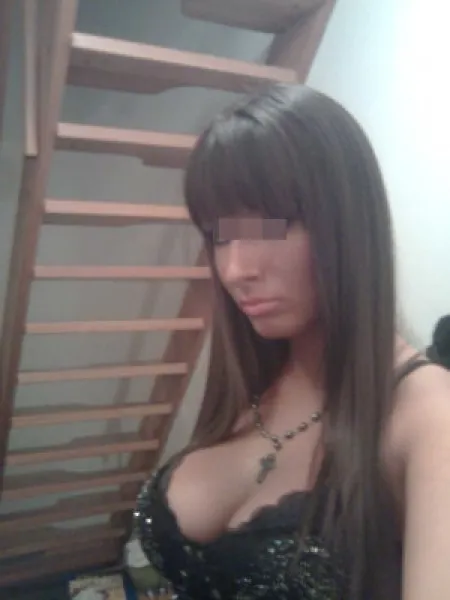 Belle brune aux gros seins de Saint-Étienne