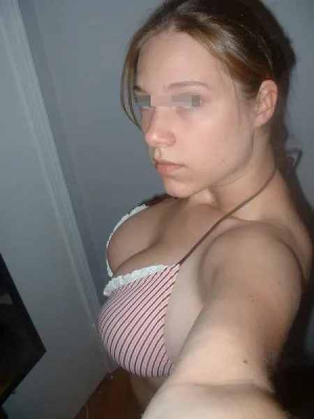 Jolie blonde cherche du sexe sur Lille