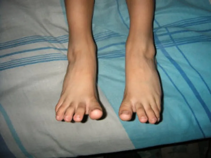 Femme fétichiste des pieds à Paris