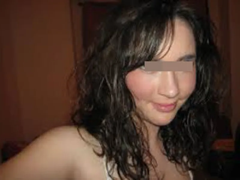 Brune romantique mais attirée par les films pornos