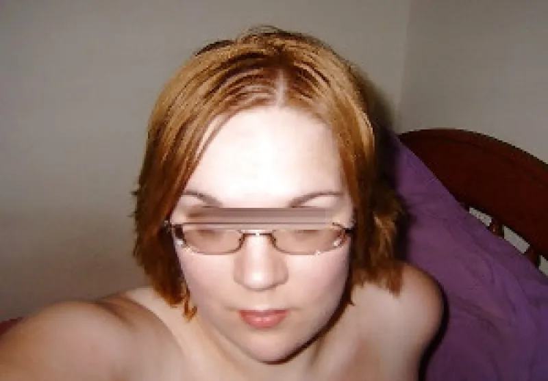 Femme coquine à Lunette aime le sexe