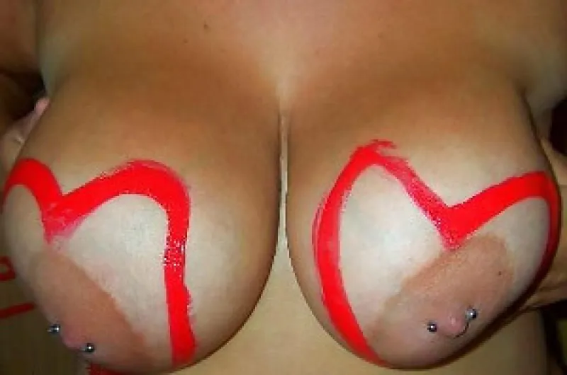 Vous aimez mater mes gros seins, je suis exhibitionniste