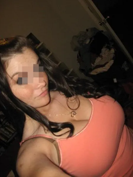 Annonce sexe d'une jeune coquine aux gros seins