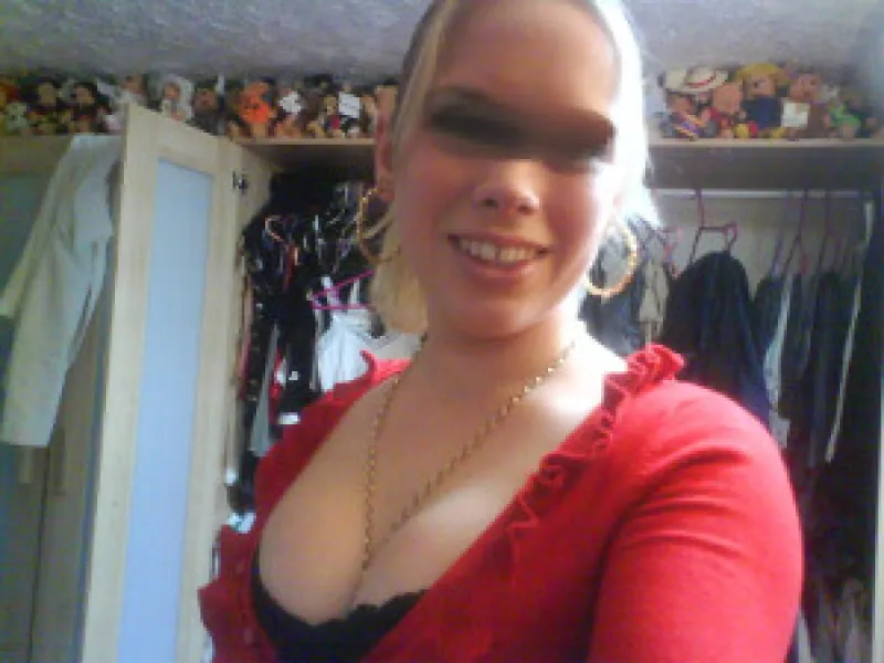 Jeune coquine blonde cherche un plan cul à Toulouse