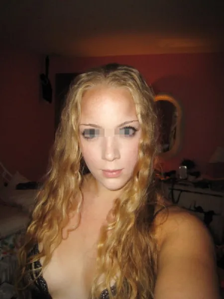 Annonce jolie femme blonde