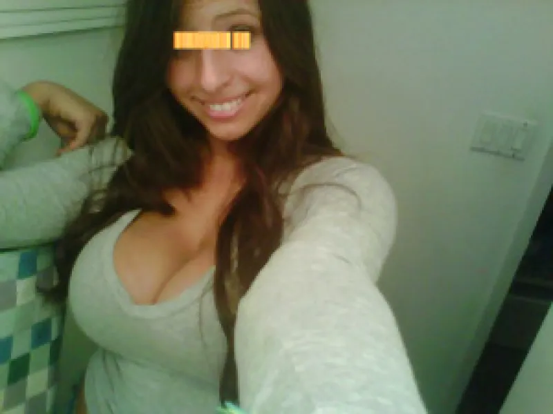 Coquine aux gros seins aime baiser sur Argenteuil