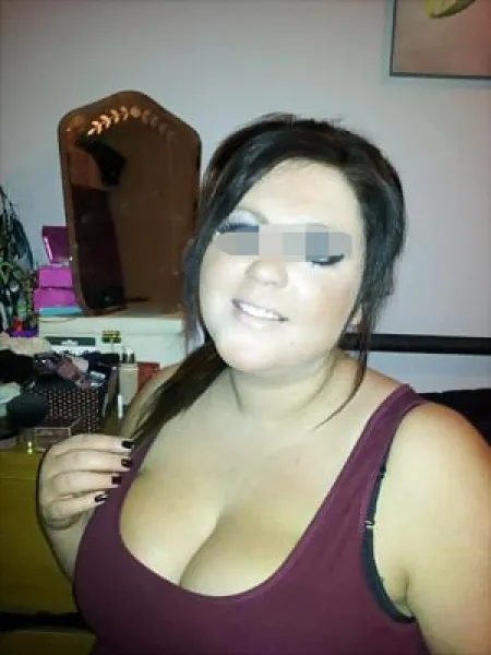 Brune aux gros seins de Strasbourg