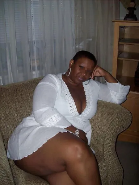 Africaine ronde mais sexy cherche du sexe à Paris