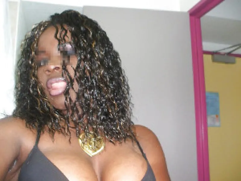 Black aux gros seins cherche une bite sur Nantes