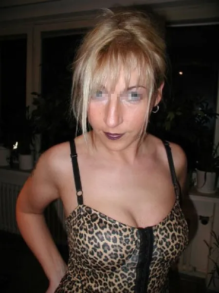Mature blonde et coquine de Toulon