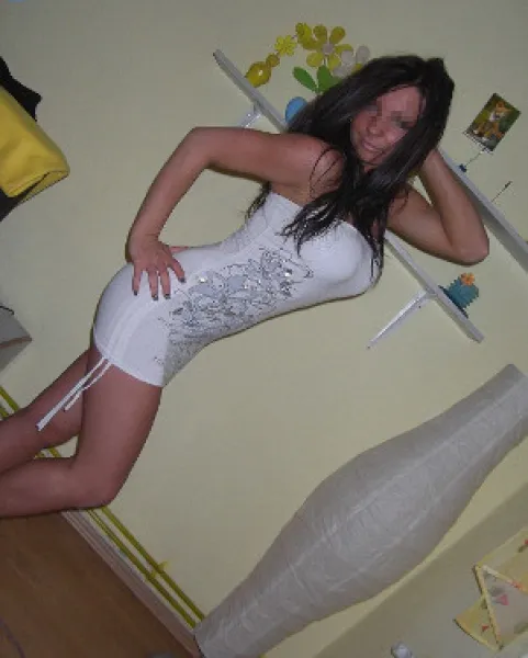 Coquine sans culotte à Brest (29)