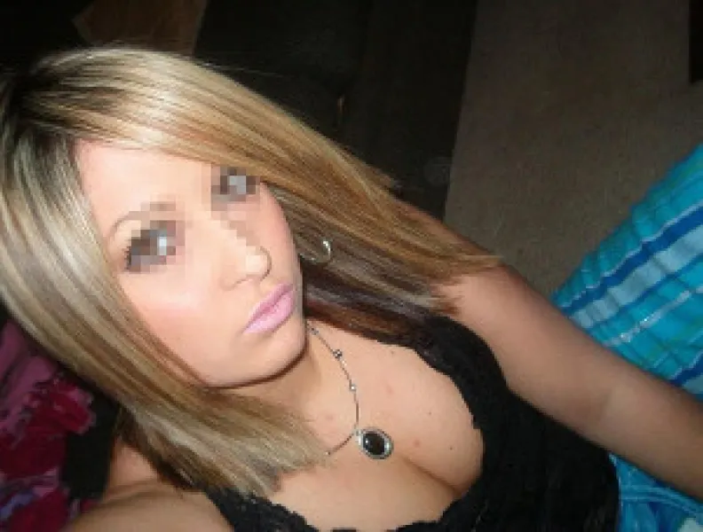 Belle blonde aux gros seins cherche du sexe à Rennes
