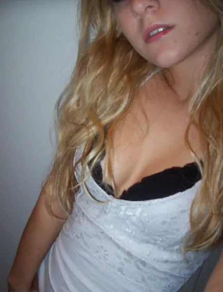 Jeune blonde super chaude sur Lille