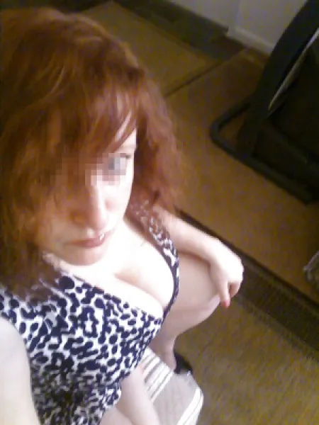 Femme sexy aux gros seins