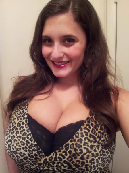 Grosse coquine à Lyon avec des gros seins