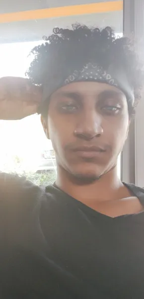 Frisé mignon avec un jolie sourire