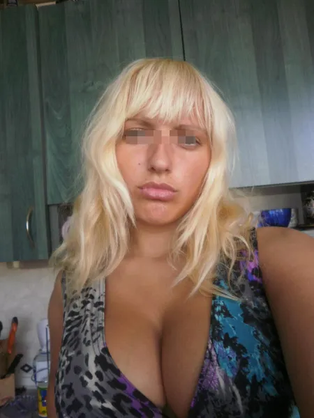 Blonde avec des gros seins à Nice 06