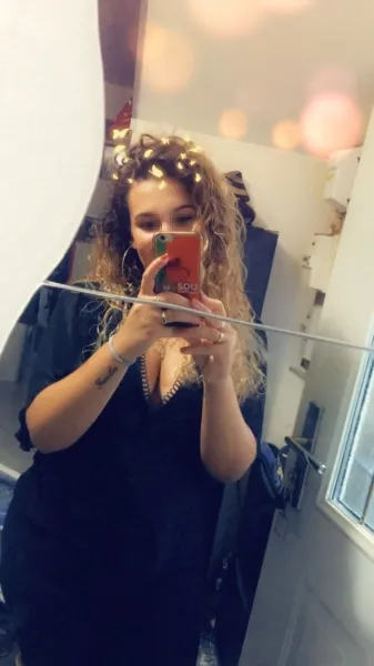 Plan sexe en Gironde avec une jeune blonde