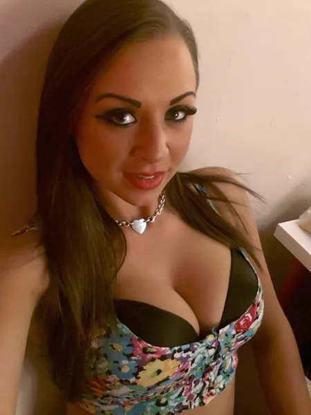 Jeune coquine cherche un plan sexe à Rennes