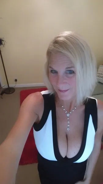 Mature blonde et sexy sur Bordeaux