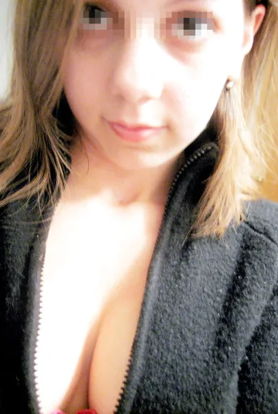 Jeune femme blonde souhaite un plan cul