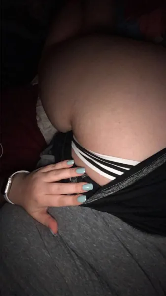 Jeune coquine à Pau cherche un plan cul gratuit