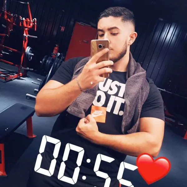 Jeune homme cherche a s'amuser