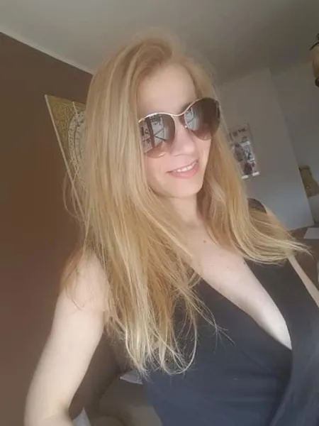 Sexe avec une blonde coquine à Colombes