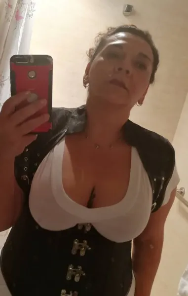 Femme attirée par des plans culs à Créteil