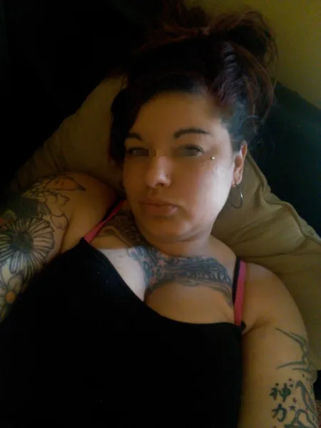 Fille avec des tatouages qui aime la bite