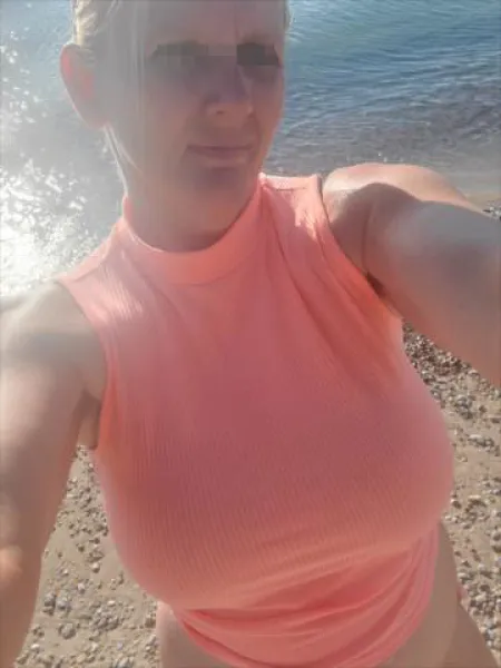 Blonde célibataire à Grenoble cherche du sexe