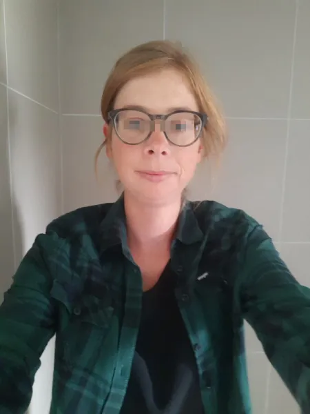 Jeune coquine cherche un mec plus vieux