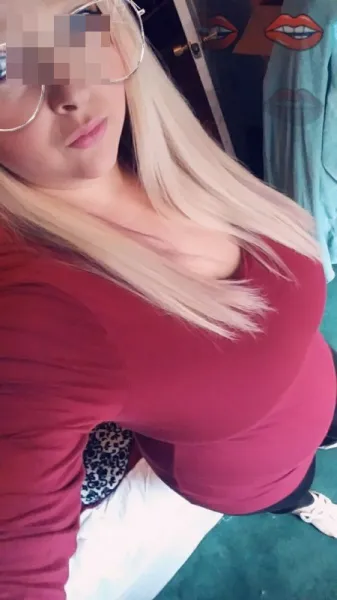 Fille petite avec des gros seins, tu aimes !