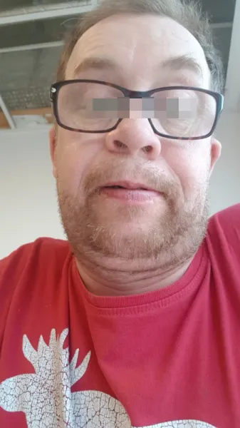 Un gay qui suce à volonté des grosses bites