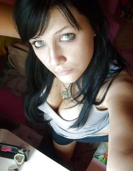 Brune bandante sur Paris, qui aime le cul