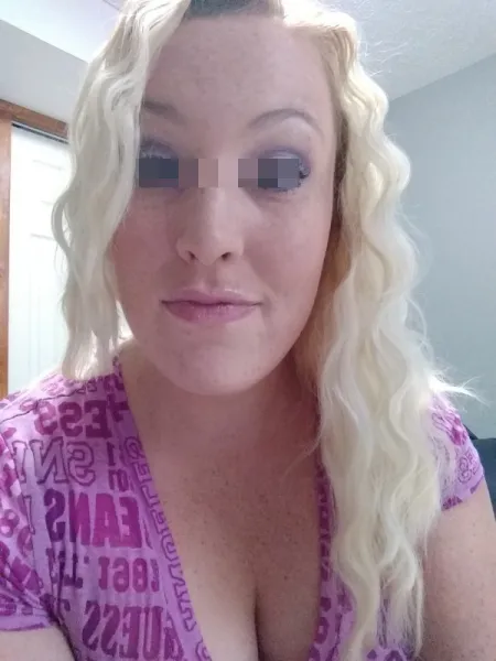 Nymphomane blonde sur Paris, cherche du cul