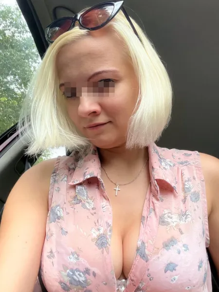 Blonde célibataire à Paris pour rencontre coquine