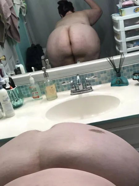 Plan cul avec une femme ronde sur Paris