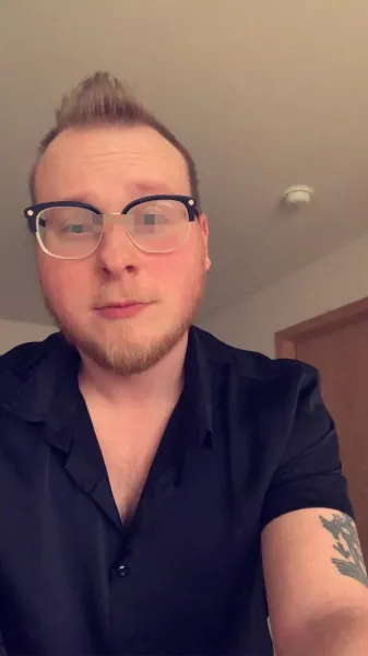 Gay mignon à Brest accroc à la bite
