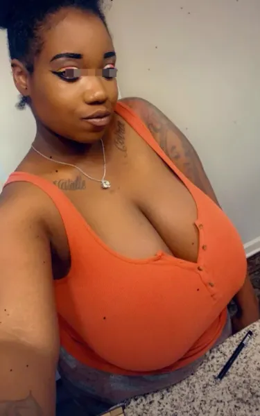 Une fille black aux gros seins cherche du sexe dans le 06