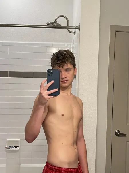 Jeune homme mignon pour plan cul gay à Quimper