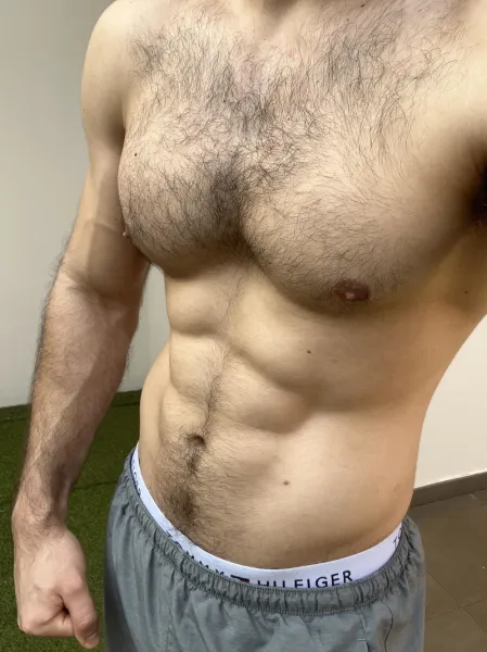 Musclé poilu dominant plan sexe sans concession à Brest
