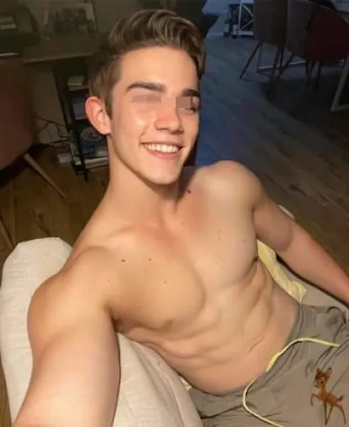 Jeune mec à 20 ans, musclé, cherche femmes trentenaires