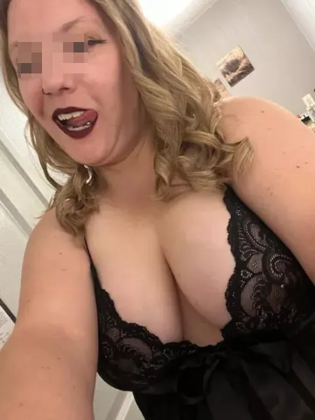 Je suis une blonde à gros seins à Paris