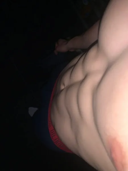 Plan sexe réel derrière un profil très physique