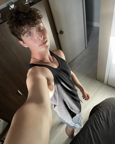 Jeune homme qui cherche un plan à Paris